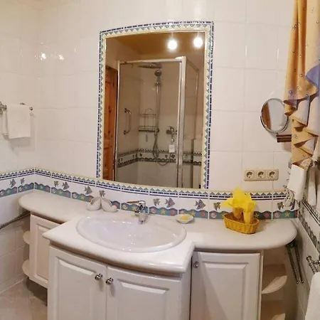 With 2 Bedrooms Semesterbostad *